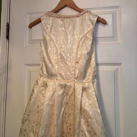 Cream Brocade Dirndl with Lace Apron - Picture 9 of 13
